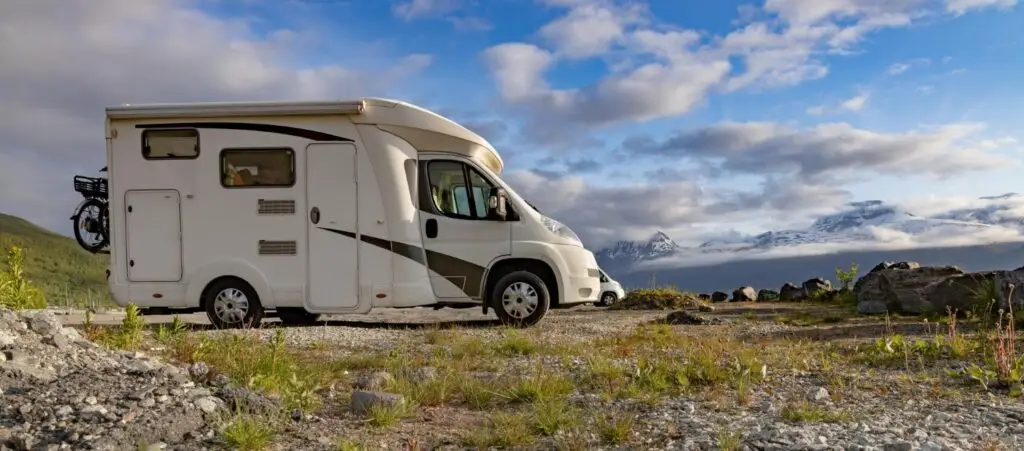 Teilintegriertes Wohnmobil von der Seite auf einem Stellplatz