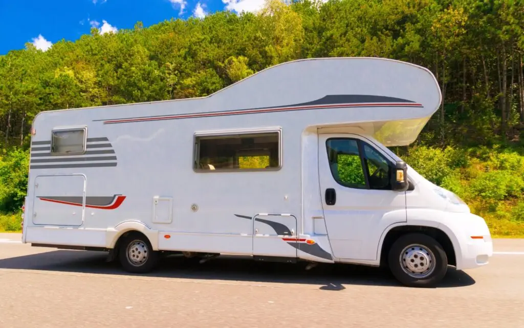 Alkoven-Wohnmobil mit erkennbarem Überbau über dem Fahrerhaus