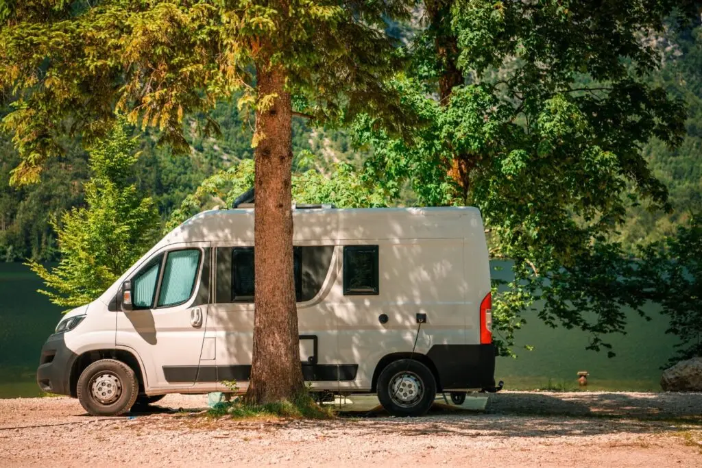 Kastenwagen-Wohnmobil auf einem naturnahen Campingplatz im Wald