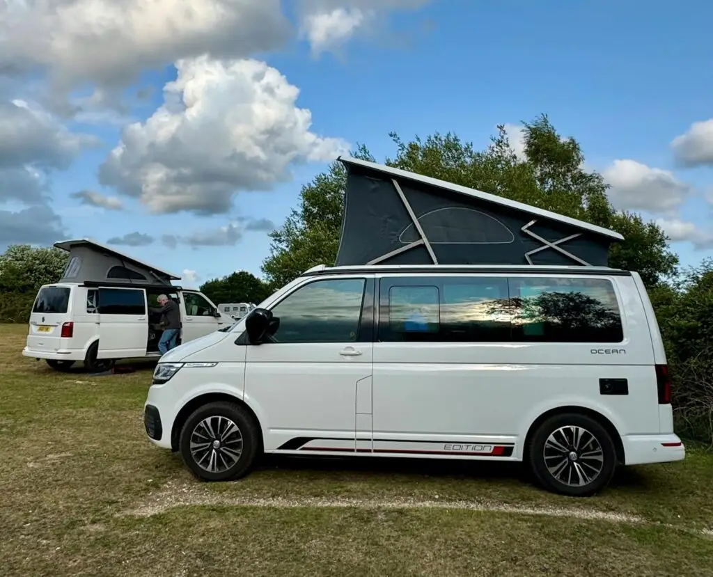 Kompakter Campervan auf einem Campingplatz